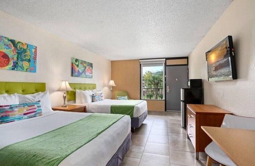 Historic Downtown Kissimmee Hotel | Weekend Getaway Room w 2 DBL Beds in the Entertainment District