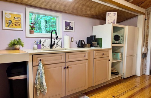 Laurel Ridge Cabin | Welcome to Black Mountain Stomping Ground's Auntie's Attik w Mtn Views/porch