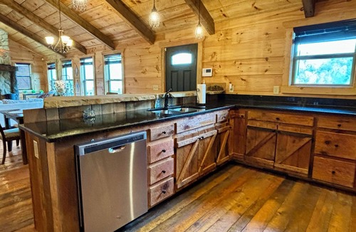 Murphy Cabin | Welcome to The Timber Tales! Rustic decor and close to town!