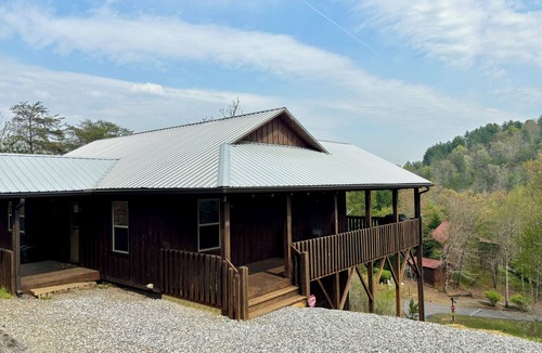 Murphy Cabin | Welcome to The Timber Tales! Rustic decor and close to town!