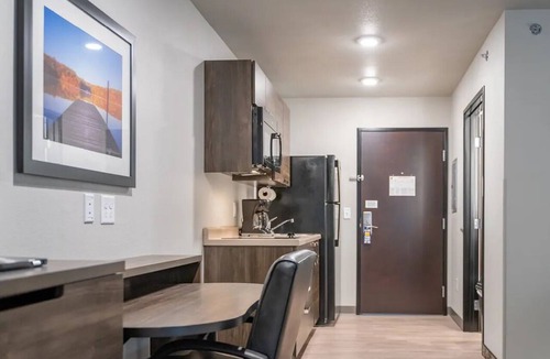 Pooler Hotel | Welcoming Hotel w/In-Room Kitchenettes, Pet-Friendly, Near Savannah Airport