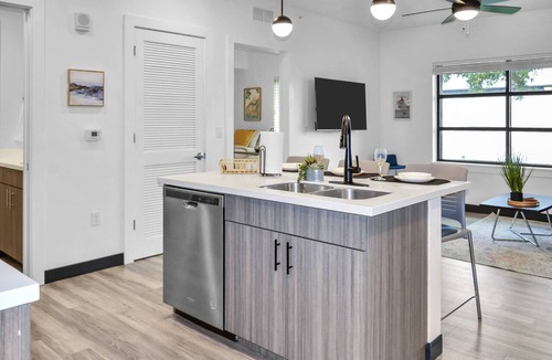 Zephyrhills Condo | Wellness Stay Near Tennis & Pickleball | King Suite & Twin Room
