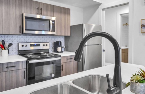 Zephyrhills Condo | Wellness Stay Near Tennis & Pickleball | King Suite & Twin Room