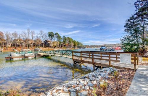 West Union House | West Union Townhome w/Patio & Lake View