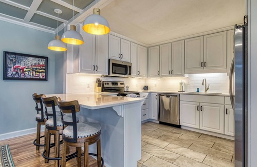 Dandridge House | What's Your Hurry- Lake Front, Boat Dock, Game Room, Hot Tub, WIFI!