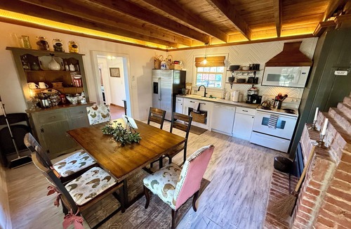 Roebuck House | Whiffletree Farmhouse just 2 mins off I-26 & 8 mins from downtown Spartanburg!