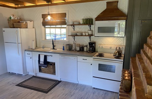 Roebuck House | Whiffletree Farmhouse just 2 mins off I-26 & 8 mins from downtown Spartanburg!