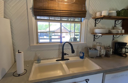Roebuck House | Whiffletree Farmhouse just 2 mins off I-26 & 8 mins from downtown Spartanburg!
