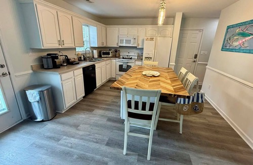 Cape Carteret House | Whole house on golf course and minutes to beaches
