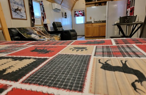 Dandridge Cabin | Wild Deer Cabin. Short walk to Douglas Lake. Half Hour from Pigeon Forge.