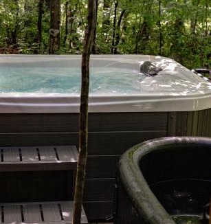 Abbeville Villa | Wilewood A-Frame, Romantic Treehouse Getaway, Hot Tub
