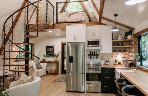 Abbeville Villa | Wilewood A-Frame, Romantic Treehouse Getaway, Hot Tub