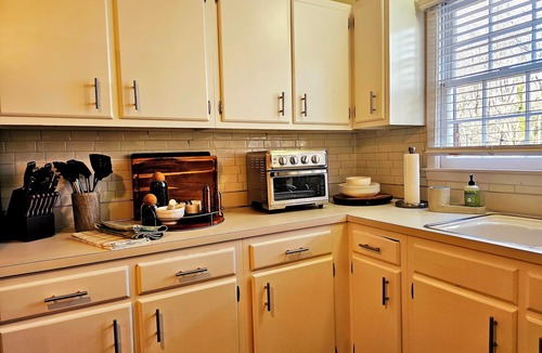 Charlotte House | Winter Special! Cozy/Rustic style Ranch in South CLT w King en Suite, Fenced In.