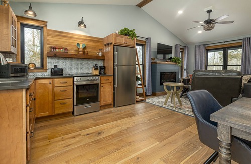 Carbondale Cabin | Wooded Cabin · Hot Tub, Firepit & Giant City