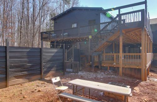Banks County House | Woodsy North Georgia Mountain Hideaway w/Fire Pit