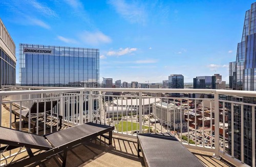Sobro Apartment | Work-Ready Downtown Stay | Rooftop Lounge & Kitchen | Near Broadway & Symphony