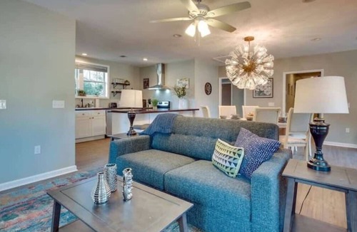 Thunderbolt House | Year-Round Pool & Gazebo Near Historic District
