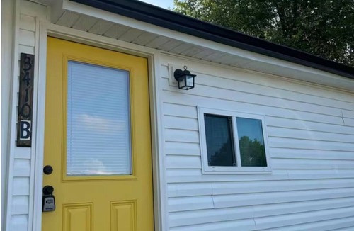 Goldsboro Apartment | Yellow door apartment