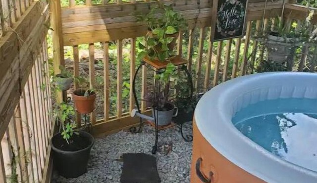 1 bed shipping container in the country w/hot tub