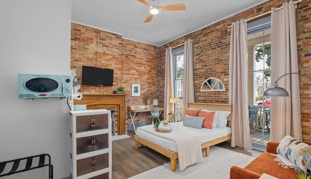 1 bedroom, 1 bathroom studio apartment in Downtown Augusta. The sleeping arrangements for this unit is a full sized bed.