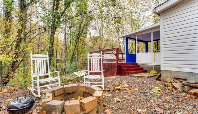 1 Mi to Lake Allatoona: Family Home on Farm!