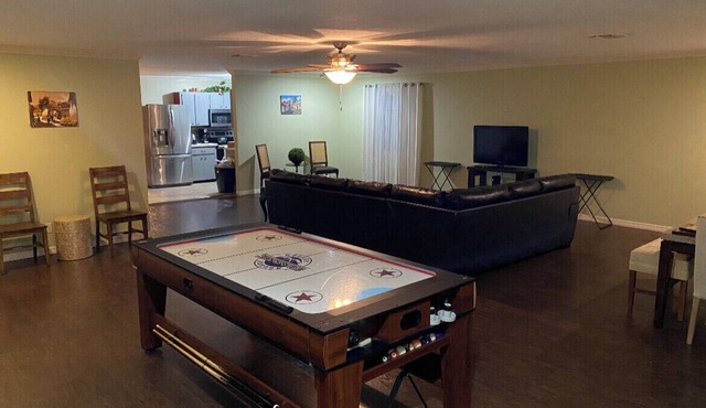10 % DISCOUNT Cheerful home on 3.5 acres with plenty parking/long term rental