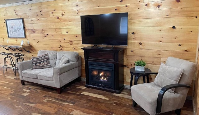 100 Aker Wood Barndominium Loft! Two bedroom. All Amenities Provided! in Oneida