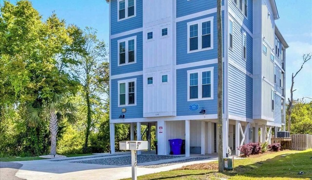 10BR Beach Retreat w/HotTub/BBQ/Parking-Sleeps 30!