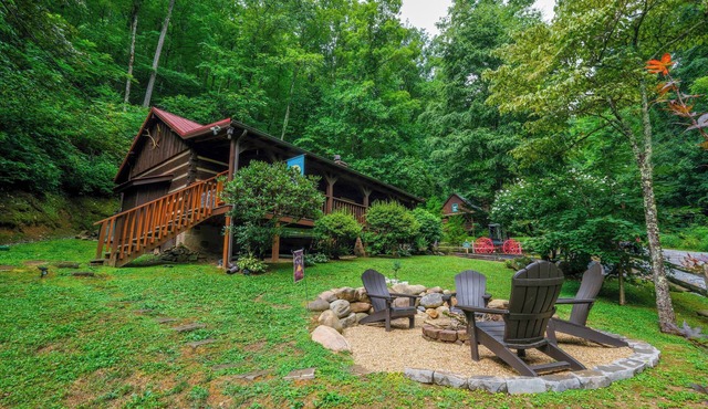 1BR dog friendly log cabin with hot tub, gazebo, firepit, and a yard!