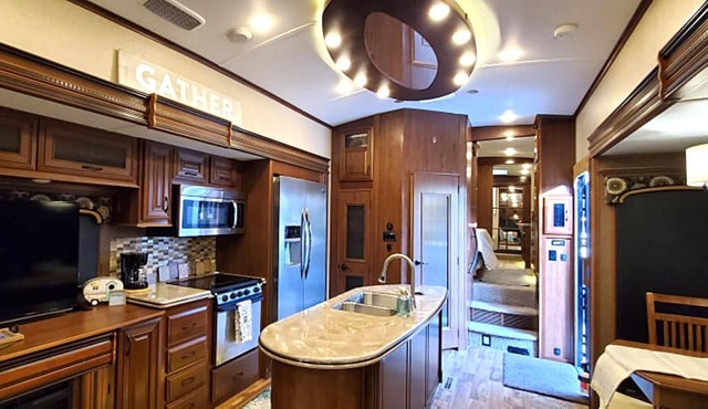 2 BATH Fully Stocked RV w/ FREE Golf Cart! 200