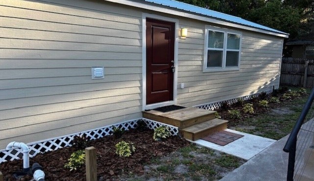 2-bedroom house in charming Longwood with WiFi, Travel on our train or bus line.
