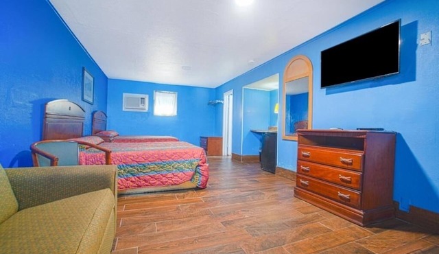 2 Clean & Practical Rooms Near Attractions for Budget Travelers in Corpus Christi
