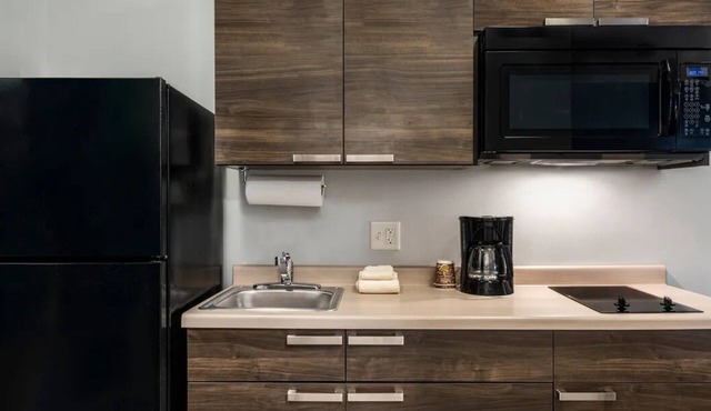 2 Cozy Pet-Friendly Rooms w/In-Room Kitchen & On-Site Laundry - Free Parking