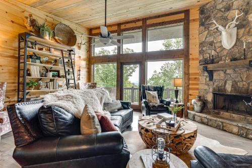 2 Decks, Grill, Hot Tub: Mountain Cabin in Murphy in Murphy