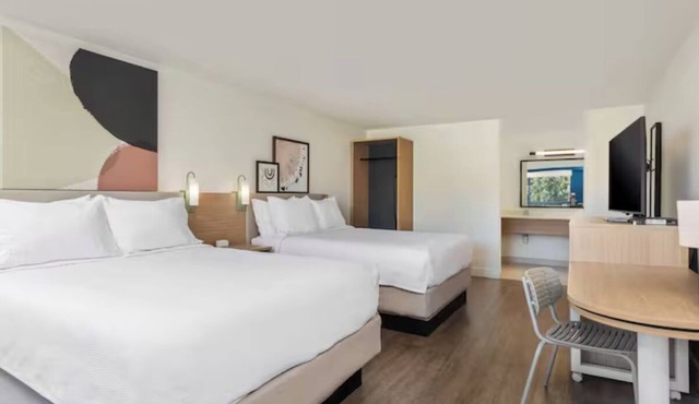 2 Family-Friendly Units w/Outdoor Pool & Free Breakfast Near Hilton Head Beach