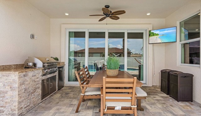2 King Beds - Outdoor Kitchen - Waterfall Pool - New & Modern - Private Yard