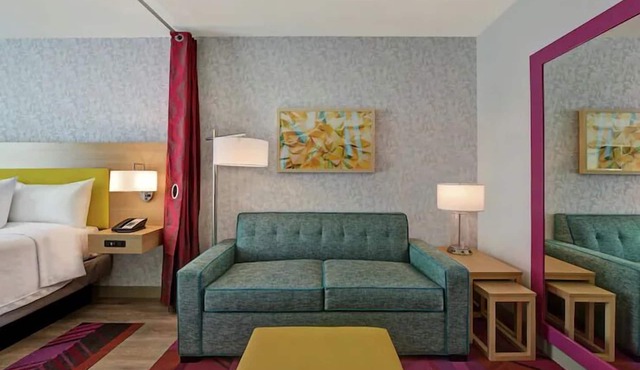 2 King Studios w/Kitchenettes & Shuttle, 2.1mi Convention Center WPB Area in West Palm Beach