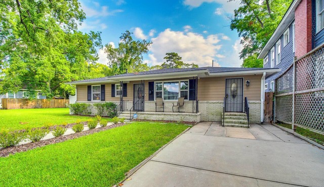 2 Mi to Downtown Savannah: Historic Home!