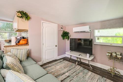 2 Mi to Public Pool! Cozy Naples Cottage w/Patio