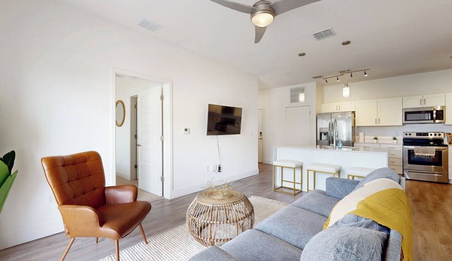 2 Mi to UF Campus! Modern Luxury Apt w/Pool in Gainesville