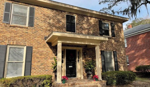 2 Story apartment in Ardsley Park with patio.