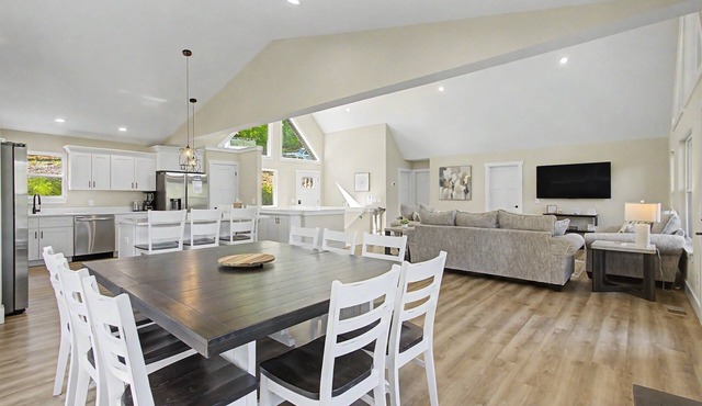 25% late summer discount! Luxury 6-Bedrm Retreat with dock slip, Sleeps 18|