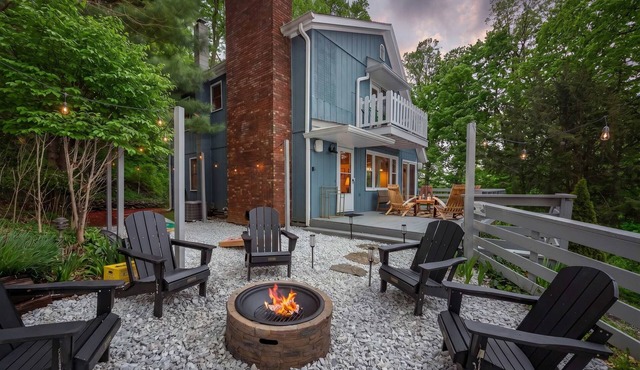 25 Min to Asheville ~ Game Room, Fire Pit, Hot Tub
