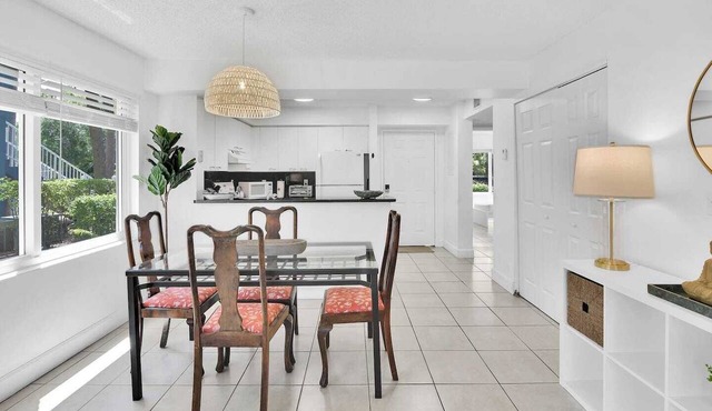 260B - Boca Retreat w/Pool, Parking, Near Evert Tennis & Shops