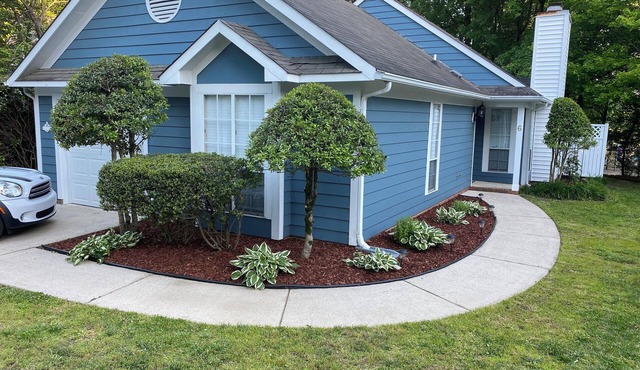 2BD Cozy, Close-2-E’thing Cottage: Central to Coliseum, Downtown, Shops & Dining in Greensboro