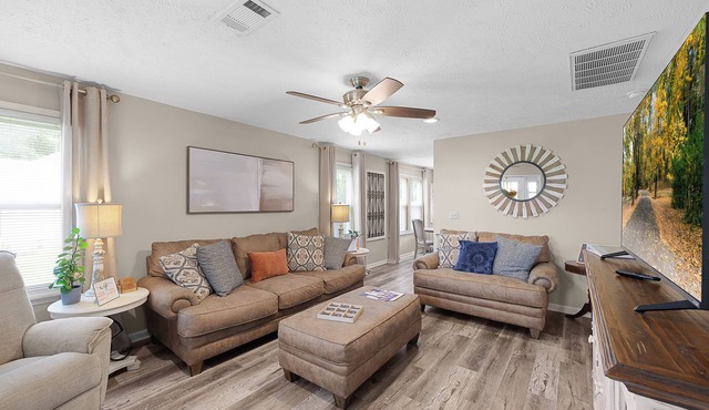 2BR 1BA Cozy Townhome All the Amenities Patio Minutes from I-40