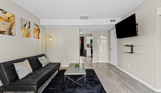 2BR Townhouse Duplex 8 min to ECU 10 min to Vidant