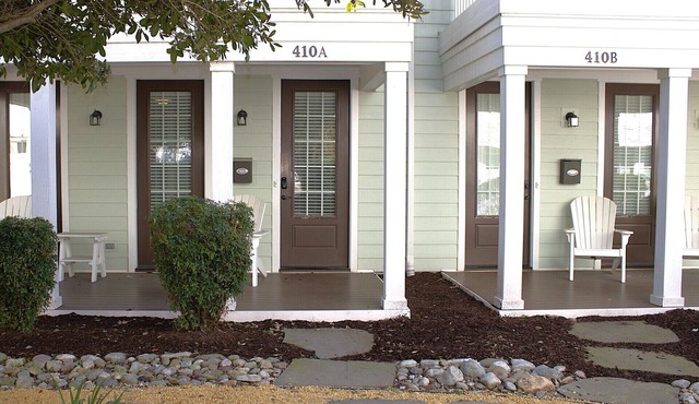 2BR Virginia Beach townhouse with king suite, balcony, WiFi, parking.