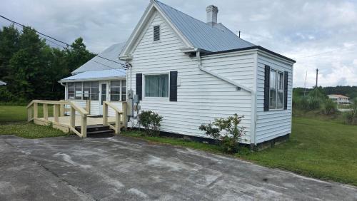 3 Bdrm Country Farmhouse with Free Boat Ramp Access