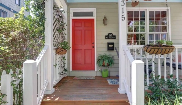 3-bedroom cottage in charming Savannah with private parking!